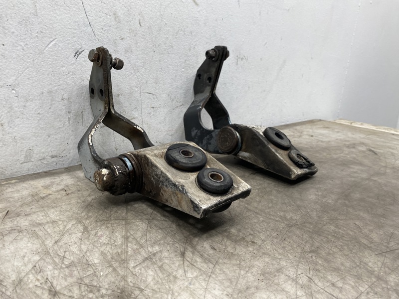 2006 Kenworth T600 Hood Hinge